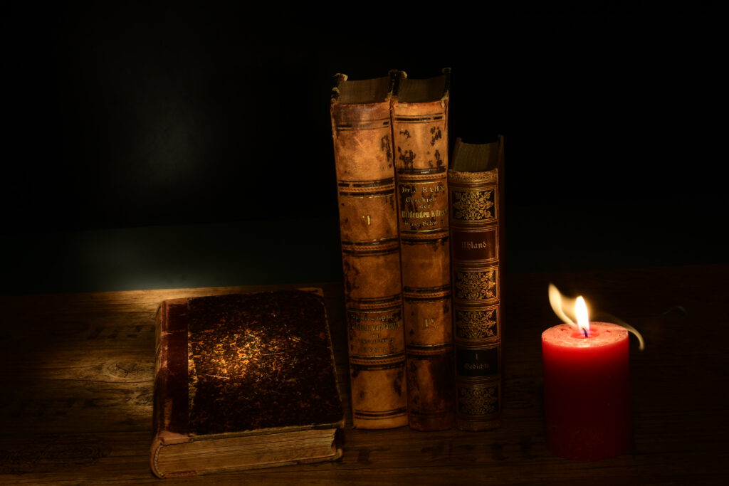 Bücher mit Kerze